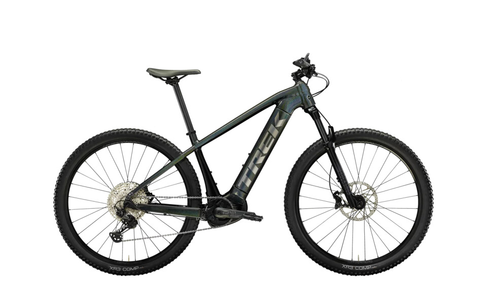 Ein elegantes schwarzes Mountainbike mit einem robusten Rahmen, flachem Lenker und dicken Reifen, vor einem schlichten weißen Hintergrund positioniert, vermittelt ein Gefühl von Abenteuer.