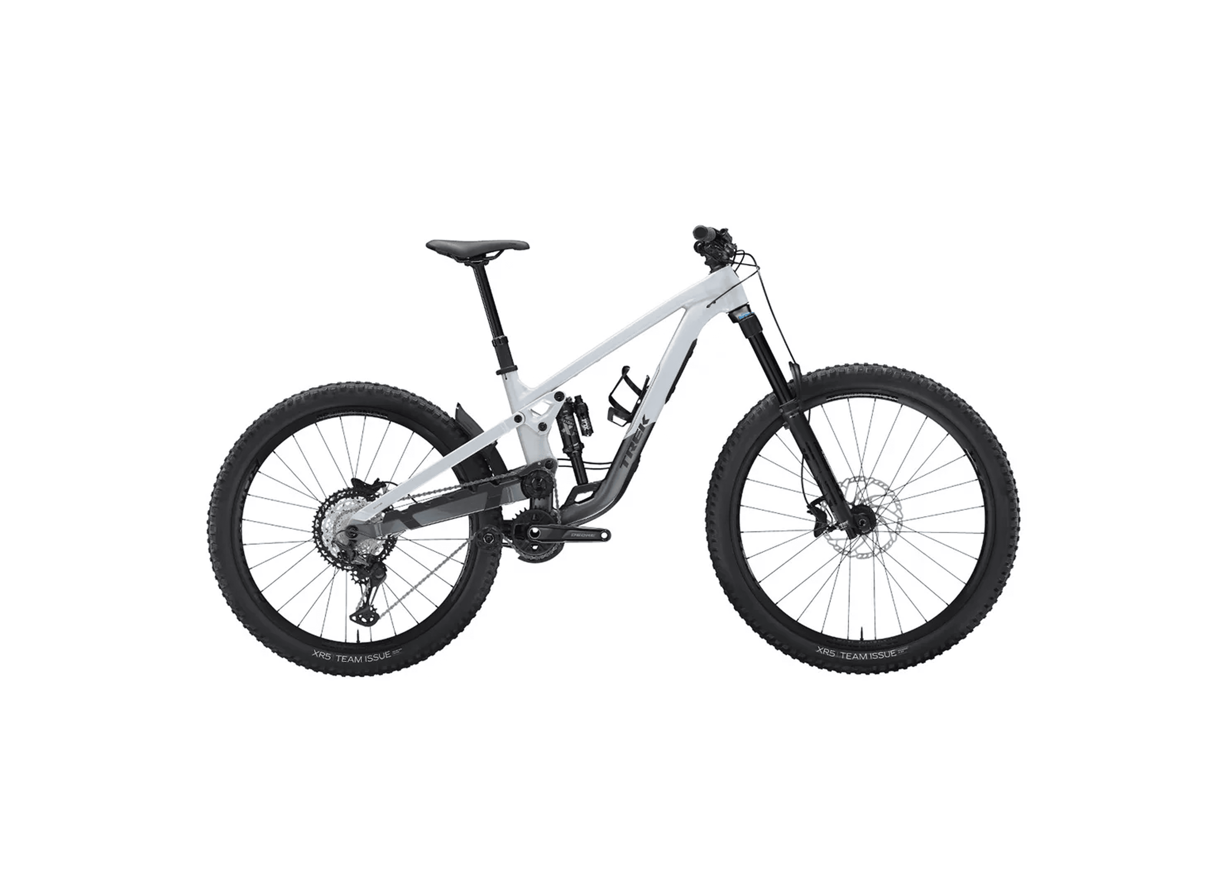 Ein elegantes, modernes Mountainbike mit einem hellgrauen Rahmen wird im Profil gezeigt. Es verfügt über ein robustes Federungssystem und große, dicke Profilreifen.