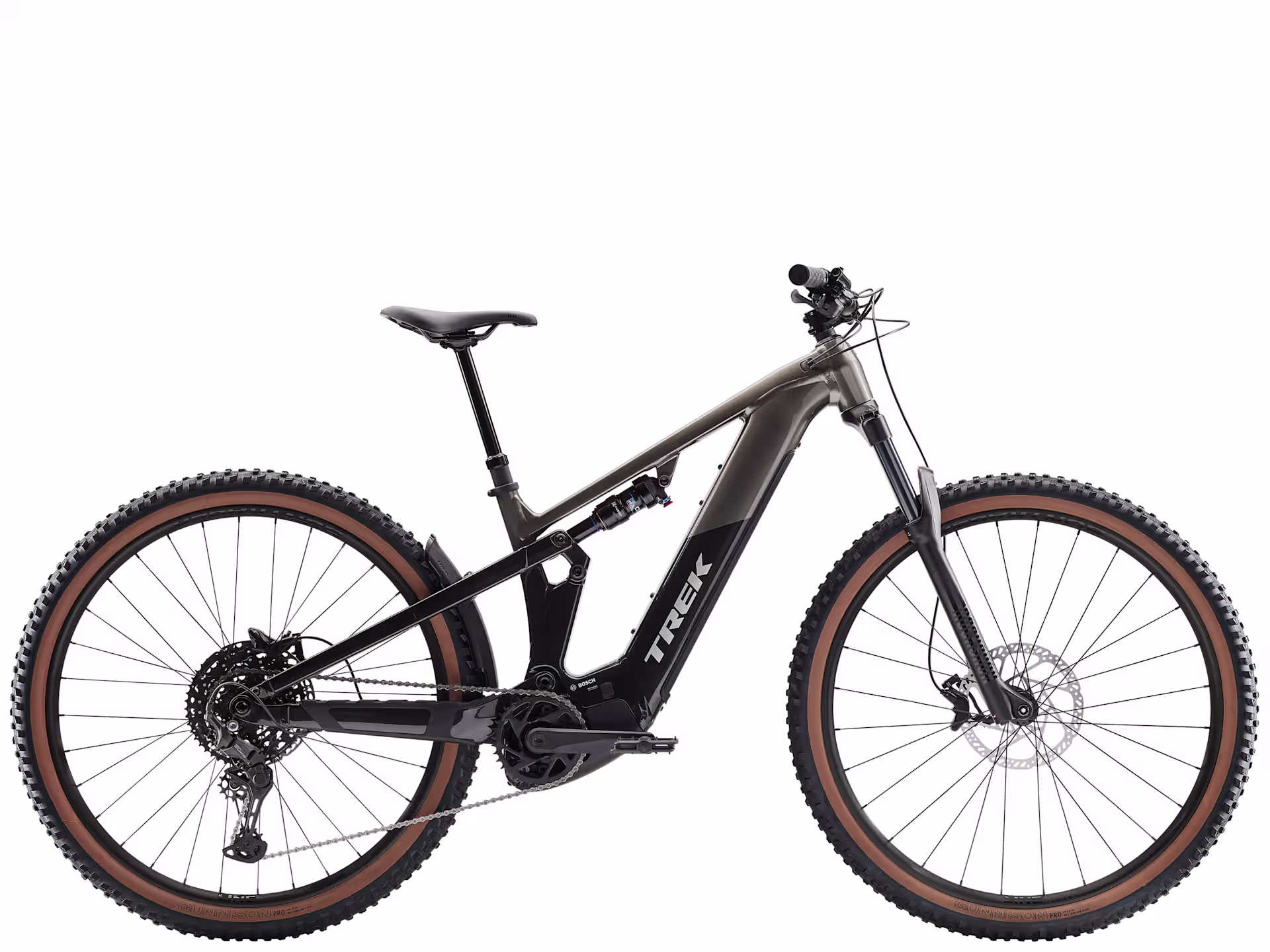 Ein elegantes, schwarzes Elektro-Mountainbike mit breiten Reifen und einem robusten Rahmen vor einem weißen Hintergrund, das ein Gefühl von Abenteuer und moderner Technologie vermittelt.
