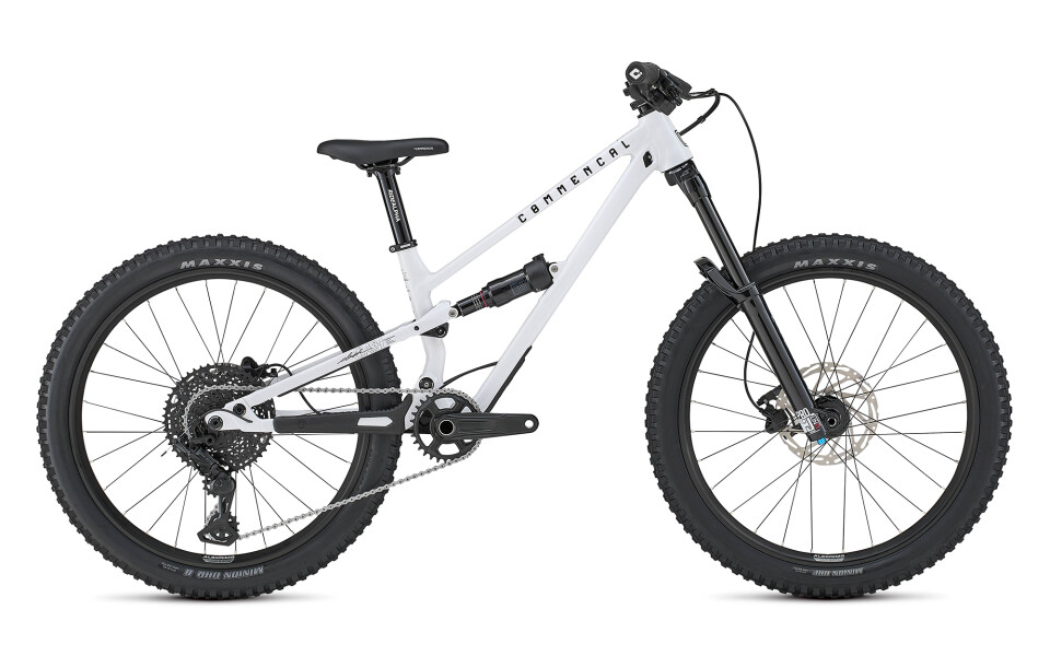 Leuchtend rotes Mountainbike mit dicken, profilierten schwarzen Reifen auf hellgrauem Hintergrund. Das Fahrrad verfügt über einen robusten Rahmen und ein modernes Design, das einen abenteuerlichen und dynamischen Eindruck vermittelt.