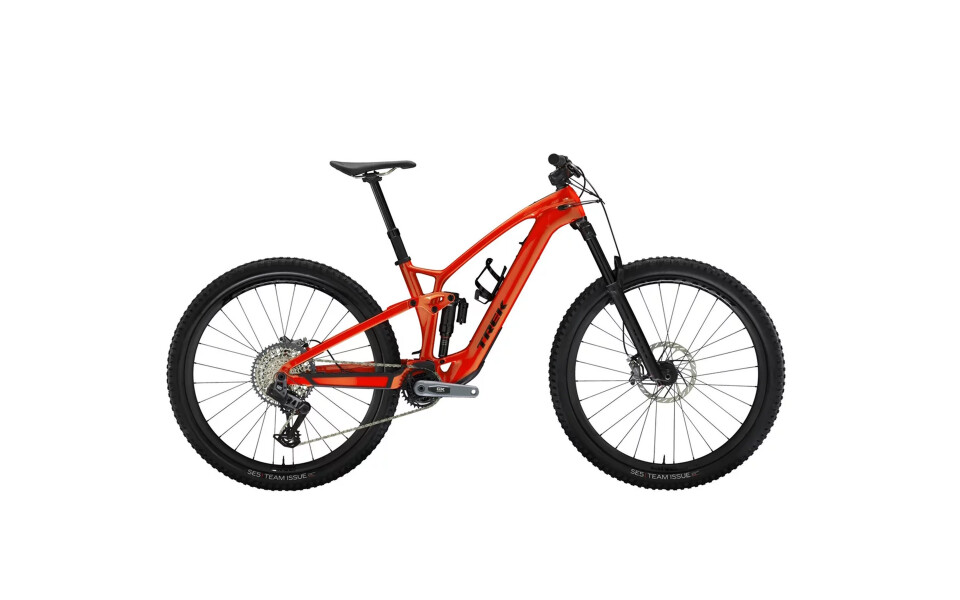 Ein elegantes schwarzes Mountainbike mit einem robusten Rahmen, dicken Reifen und Federungssystem, fotografiert vor einem weißen Hintergrund, das ein Gefühl von Abenteuer vermittelt.