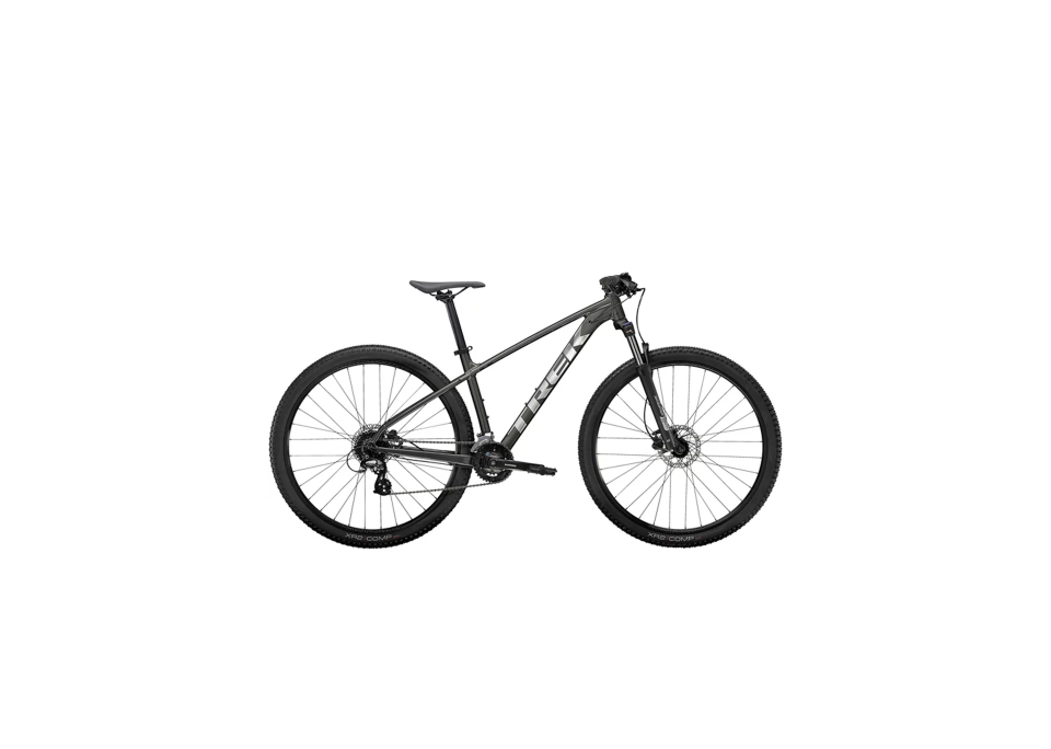 Ein elegantes schwarzes Mountainbike mit einem robusten Rahmen, flachem Lenker und dicken Reifen, vor einem schlichten weißen Hintergrund positioniert, vermittelt ein Gefühl von Abenteuer.