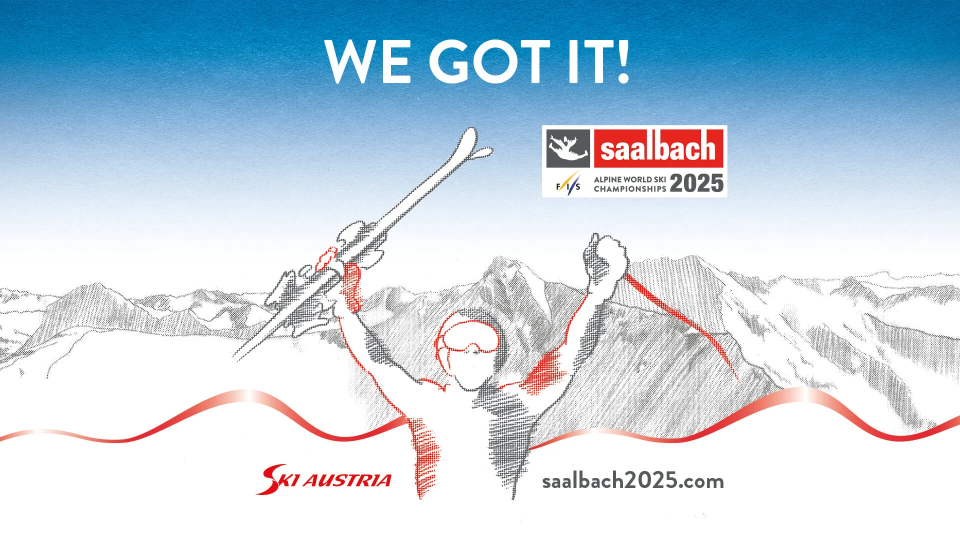 Illustration eines triumphierenden Skifahrers, der seine Skistöcke über einer Bergkette in die Höhe reckt, mit den Texten „WE GOT IT!“ und „Saalbach 2025“ zur Bewerbung der Alpinen Ski-Weltmeisterschaften.
